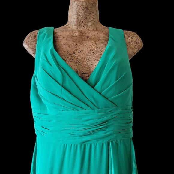 Green Sleeveless V-Neck Ruched Empire Waist Floor-Length Chiffon Dress - Picture 3 of 13